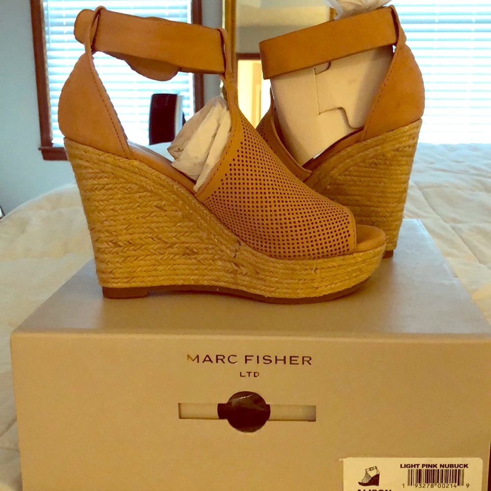 Marc Fisher Alison Wedge Sz 5 in nude/pink